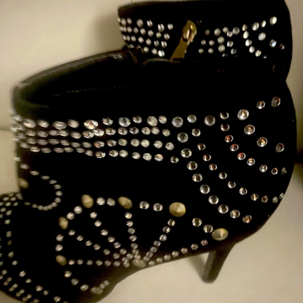 Women’s size 9.5 women ankle boot by Lauren Lorraine